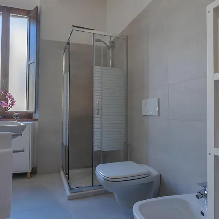 Guesthost - Nel Centro Storico Lovely Apartment Ferrara