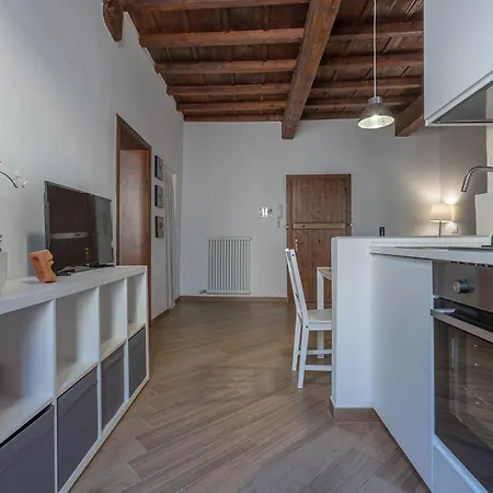Guesthost - Nel Centro Storico Lovely Apartment