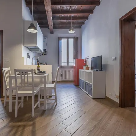 Guesthost - Nel Centro Storico Lovely Apartment