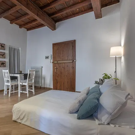 Guesthost - Nel Centro Storico Lovely Apartment